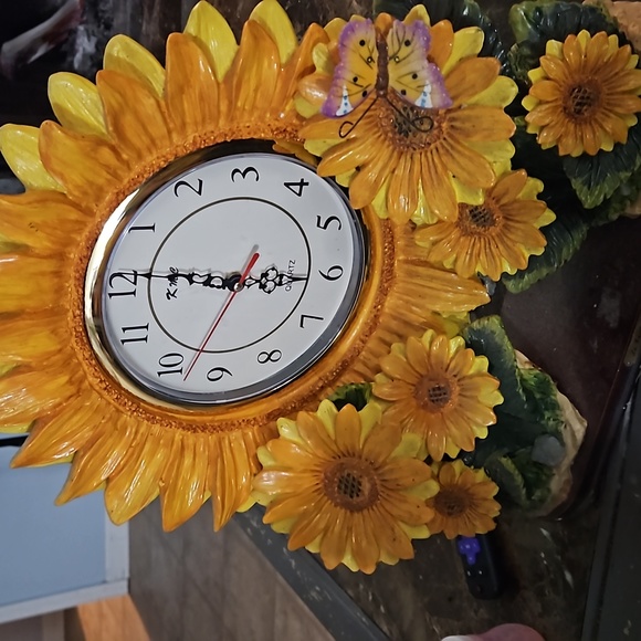 it's a table clock - Picture 2 of 4